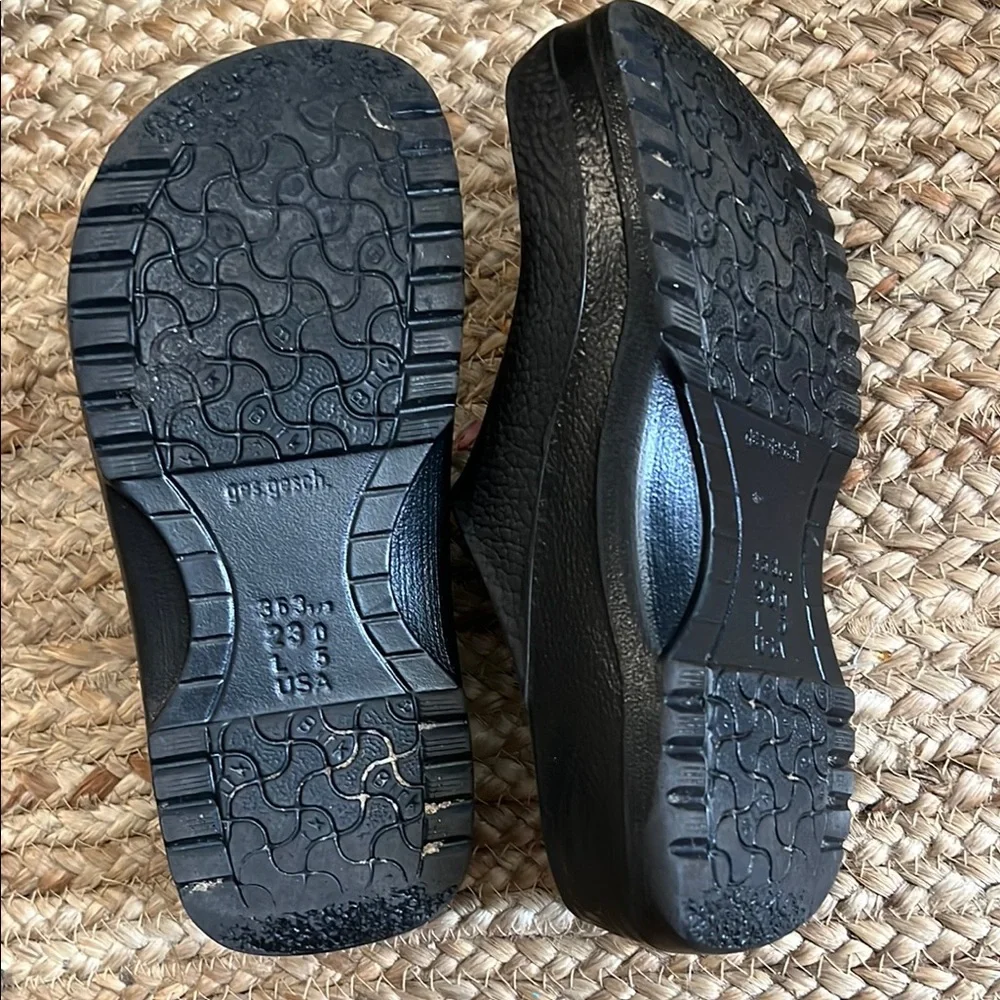 Birkenstock Black Slippers Comfortable Slip-On Design - Picture 5 of 7